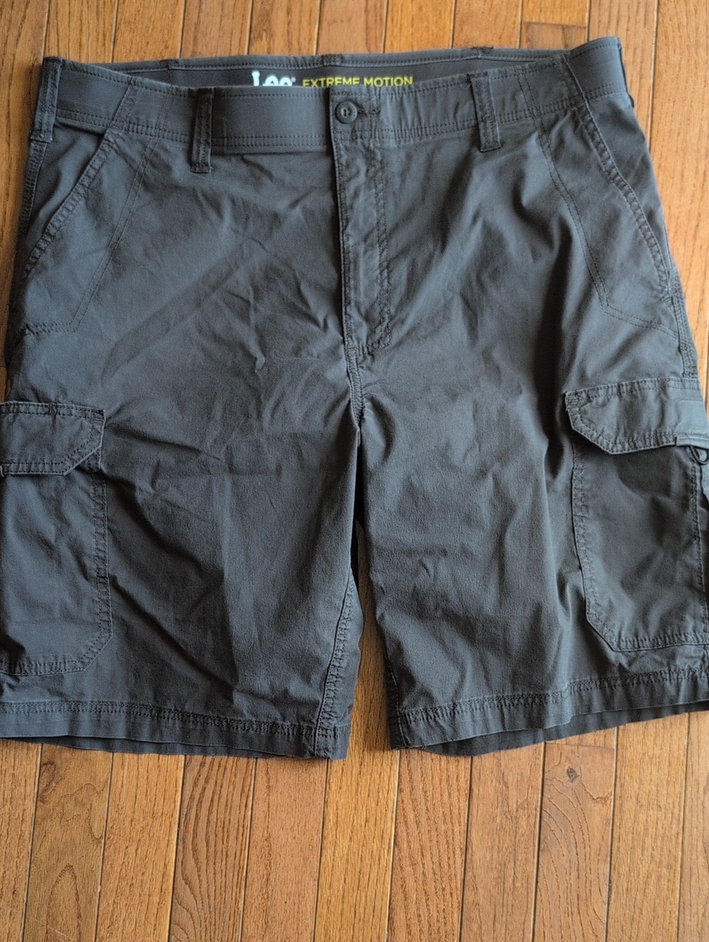 Lee Men's Extreme Motion Cargo Shorts in Dark Charcoal